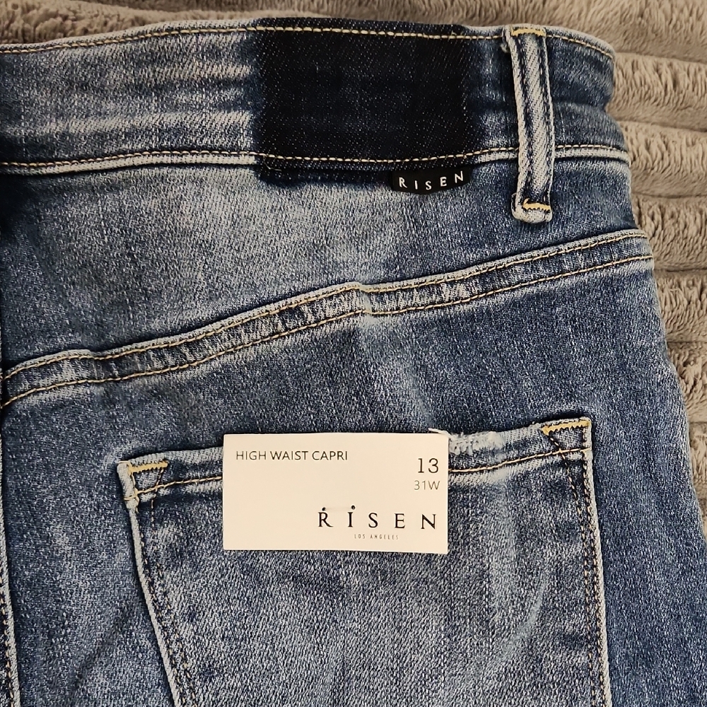 Risen High-waist Capri Jeans - Picture 9 of 9
